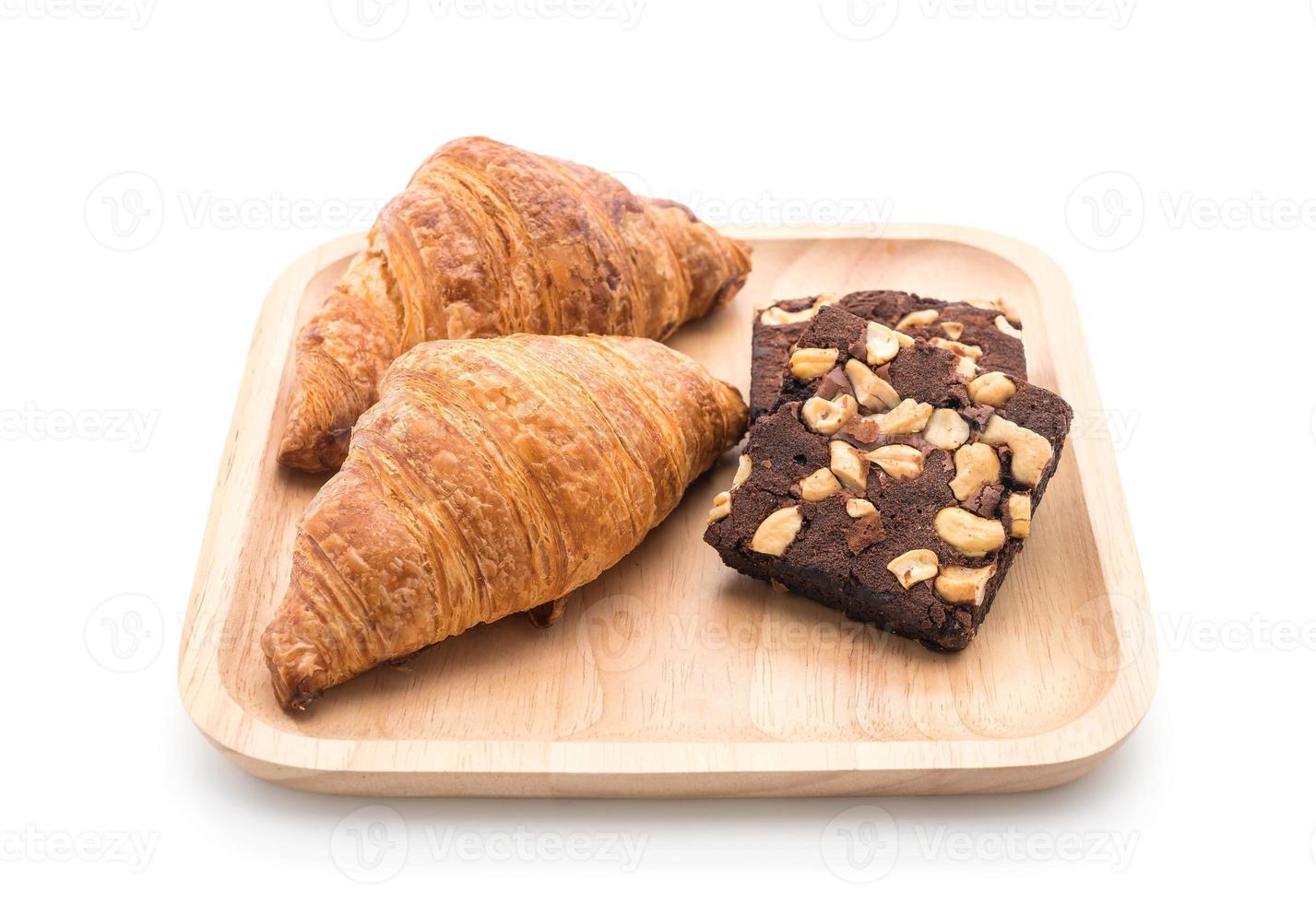 croissant y brownies sobre fondo blanco. foto