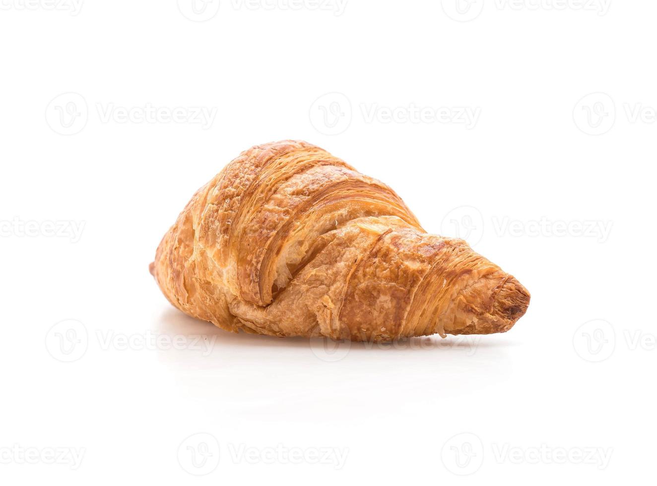 Croissant de mantequilla sobre fondo blanco. foto