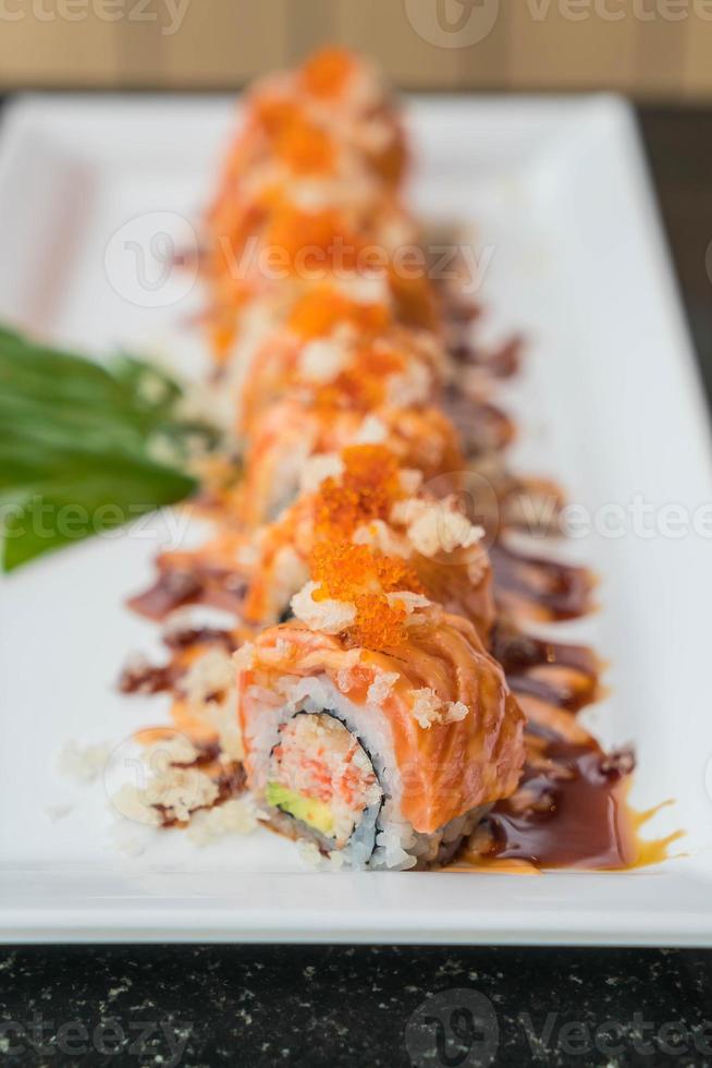 rollos de sushi de salmón - comida japonesa foto