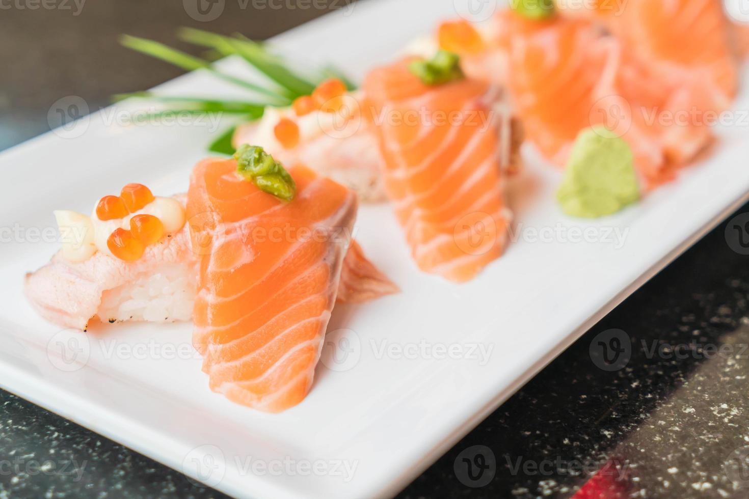 rollos de sushi de salmón - comida japonesa foto