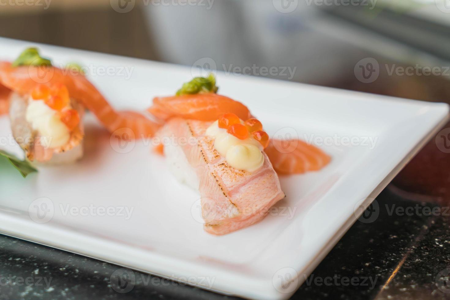 rollos de sushi de salmón - comida japonesa foto