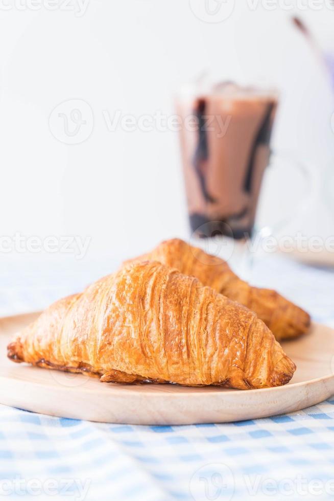 croissant de mantequilla en la mesa foto