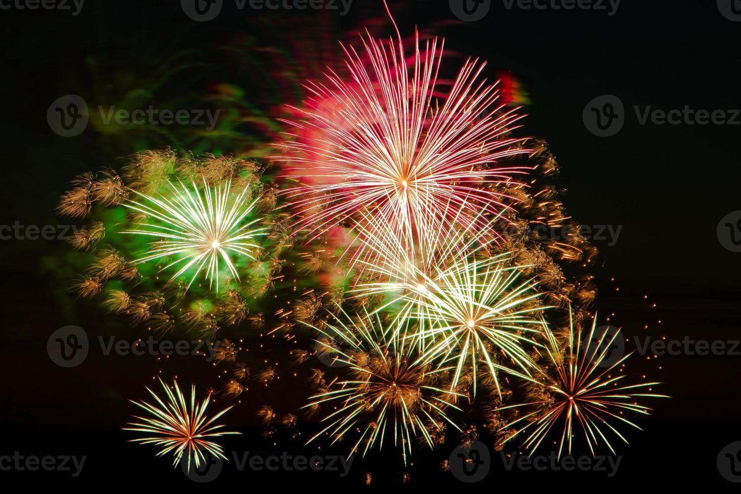 Fuegos artificiales de colores brillantes en una noche festiva. foto