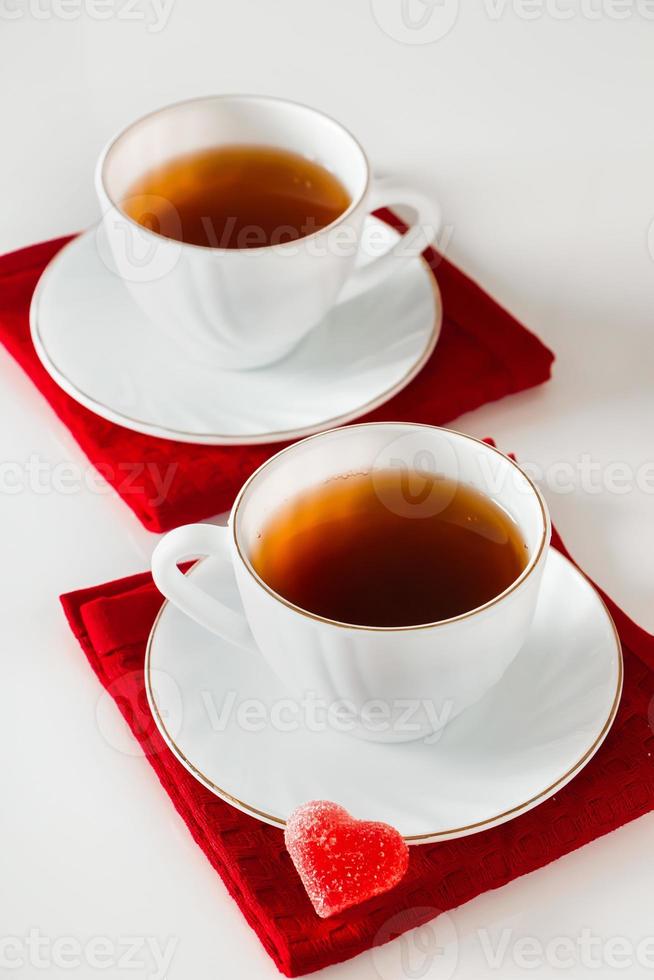 dos tazas blancas de té. el concepto de una reunión de dos amantes. foto