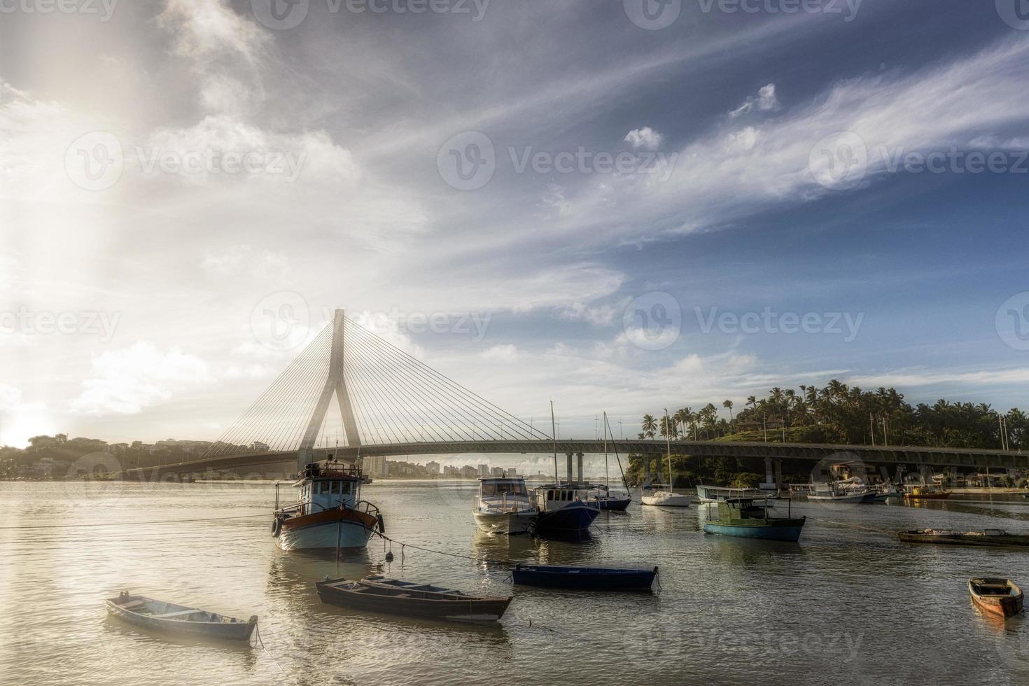 hermosa puesta de sol frente al puente ilheus-pontal. foto