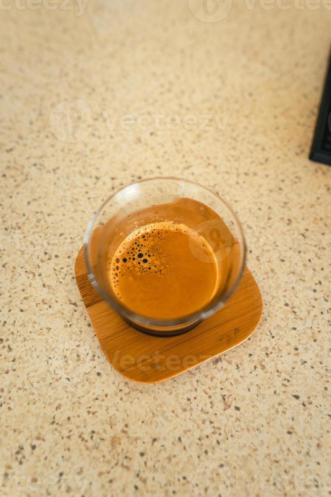 café ecfresso de una máquina de prensado en una taza foto