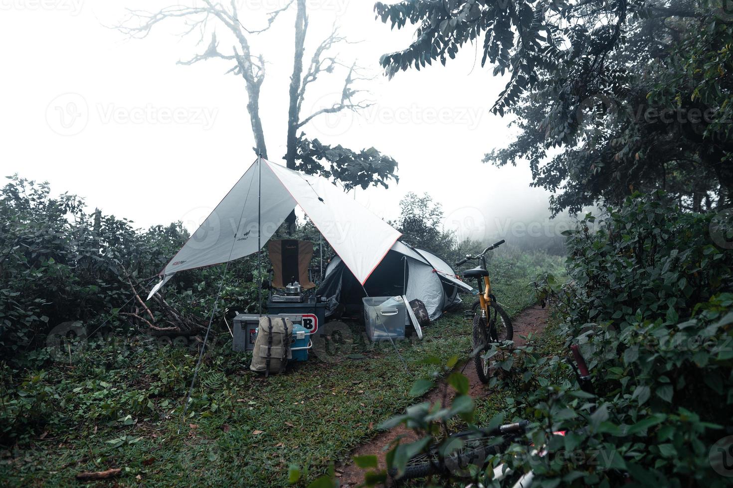 acampando en un día lluvioso brumoso en el bosque foto