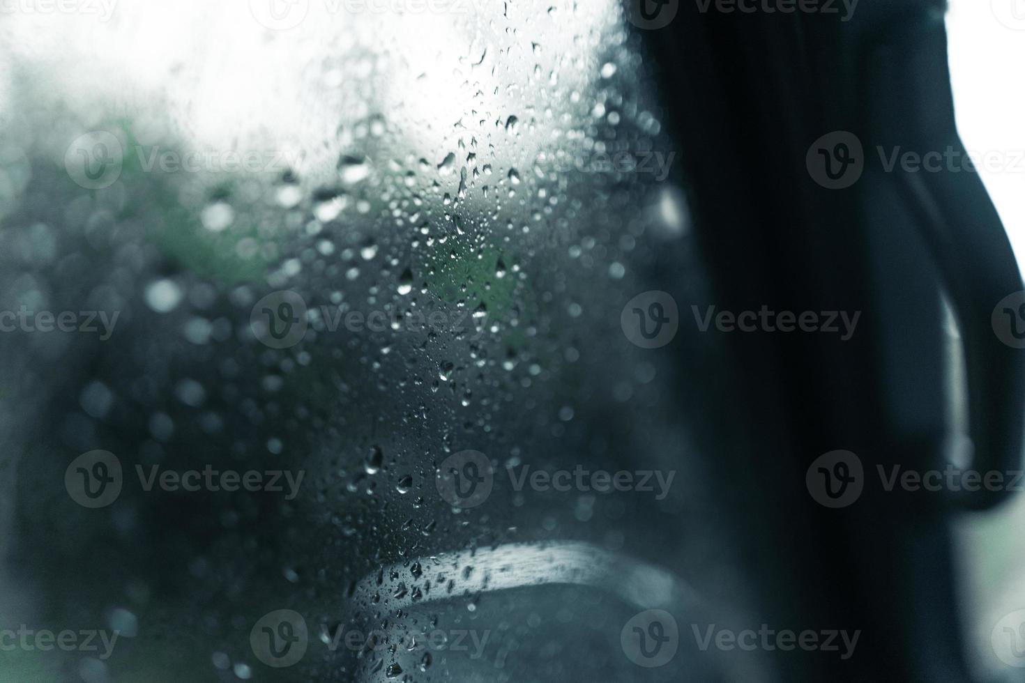 gotas de agua en el parabrisas del coche en un día lluvioso foto