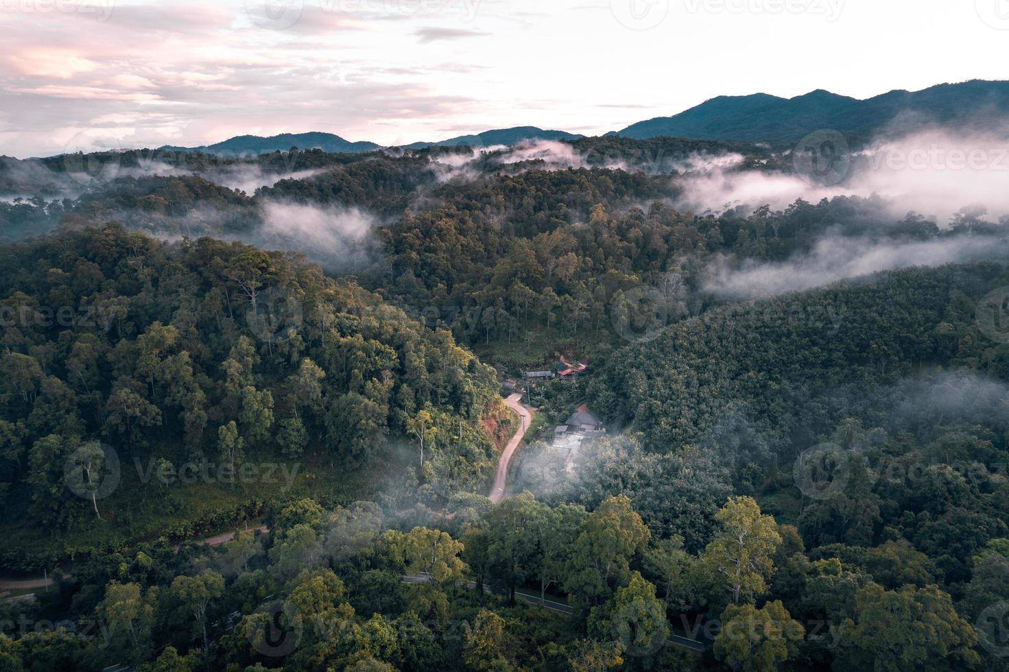 Vista anterior de la montaña en el pueblo rural por la noche foto