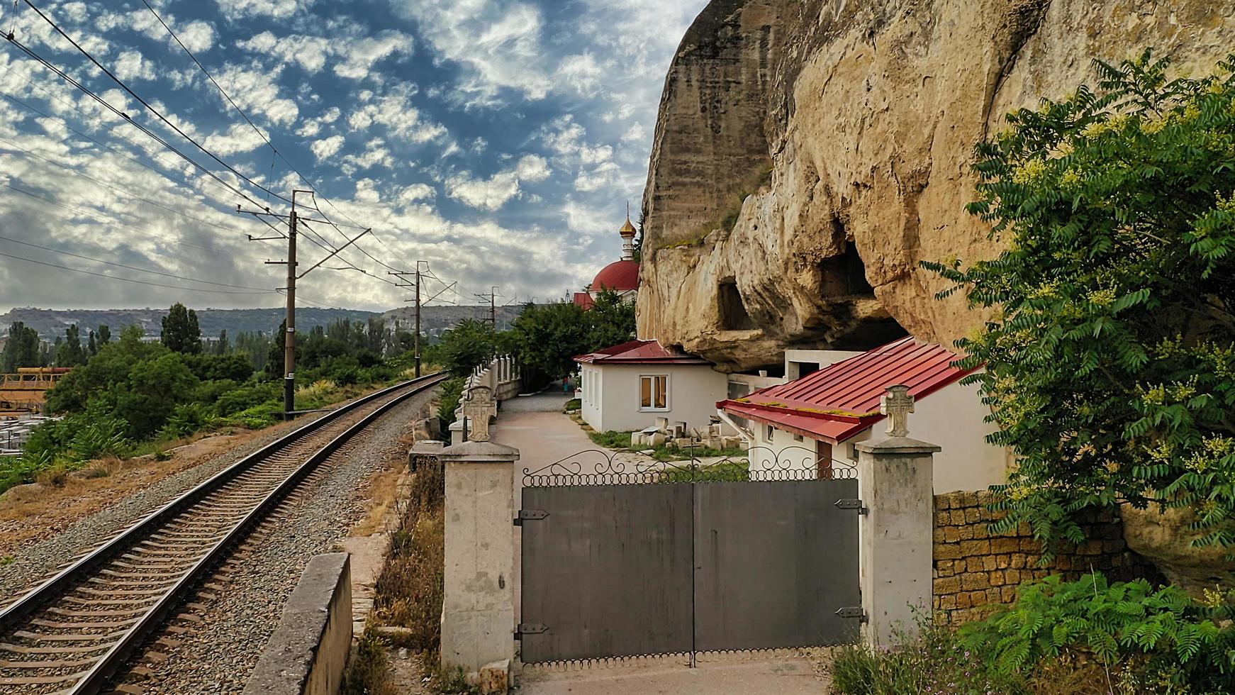 por el ferrocarril cerca de la st. monasterio klimentovsky. inkerman, crimea foto