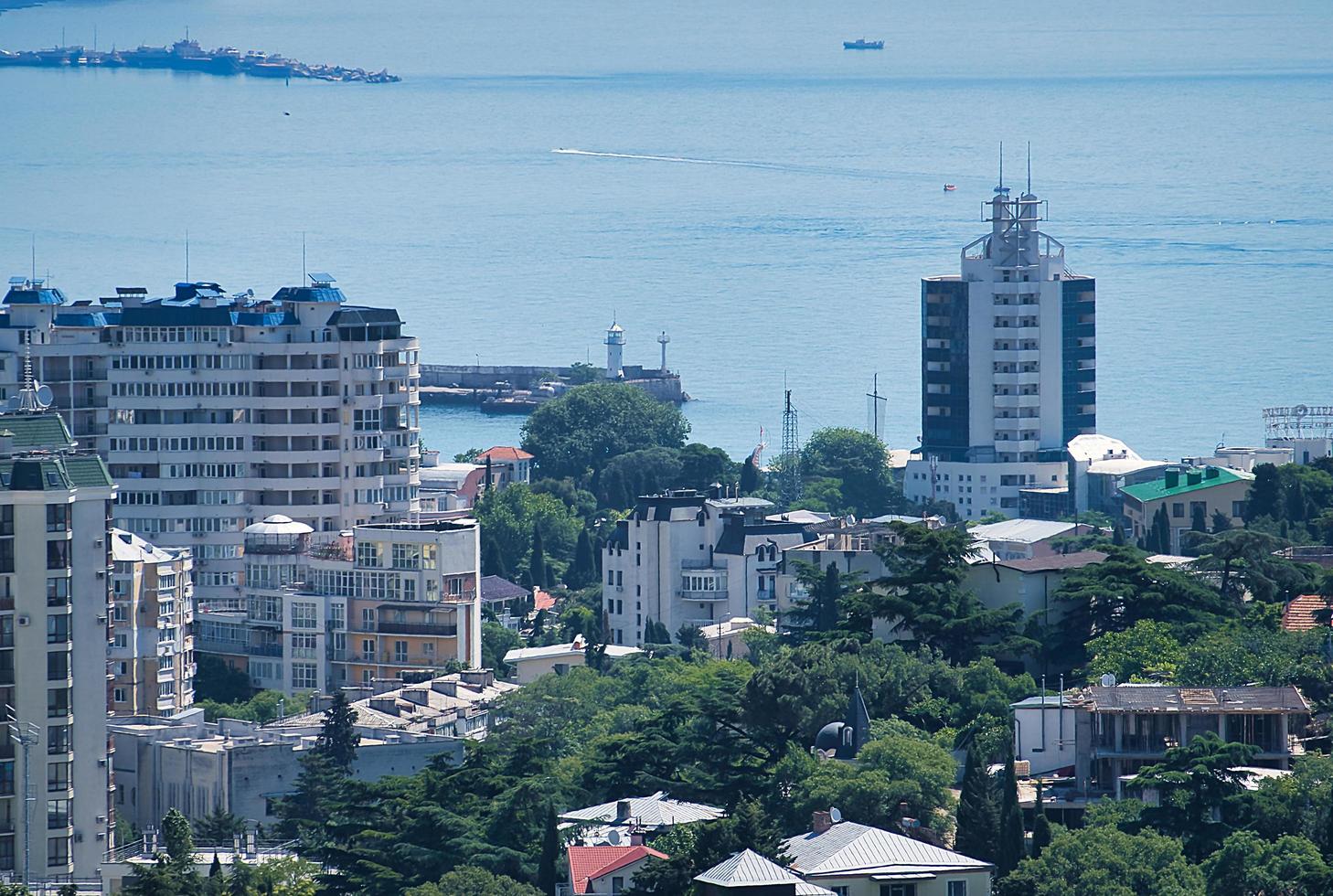 paisaje de la ciudad con vistas a los edificios de yalta foto