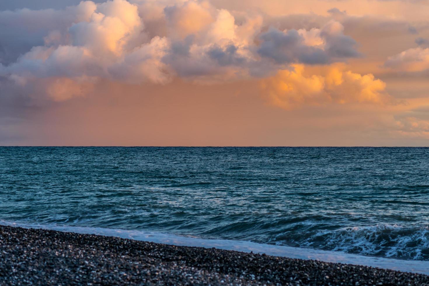 mágico cielo rosa pálido con esponjosas nubes de colores foto