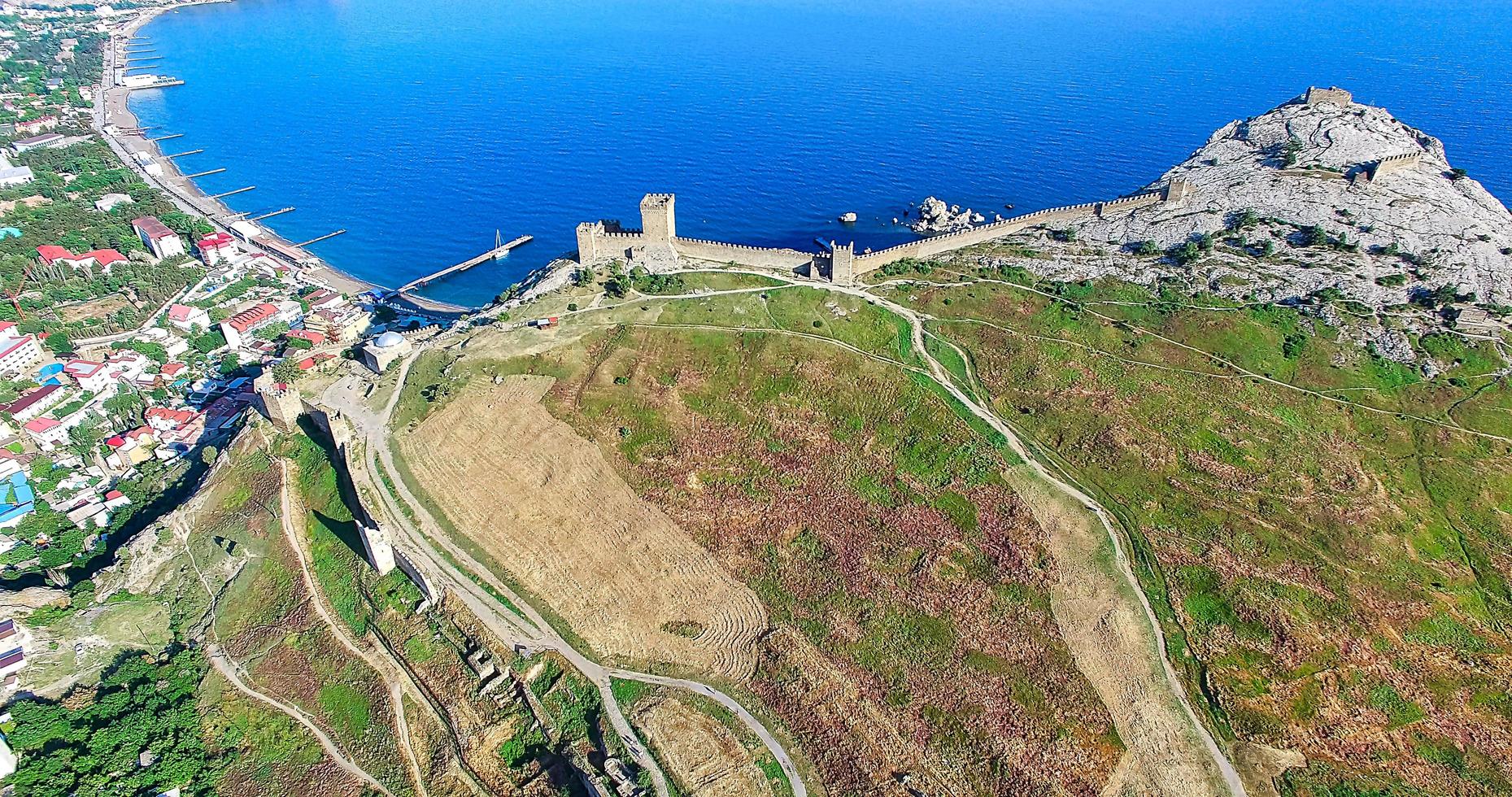 vista aérea del paisaje de montaña con los genoveses. sudak, crimea foto