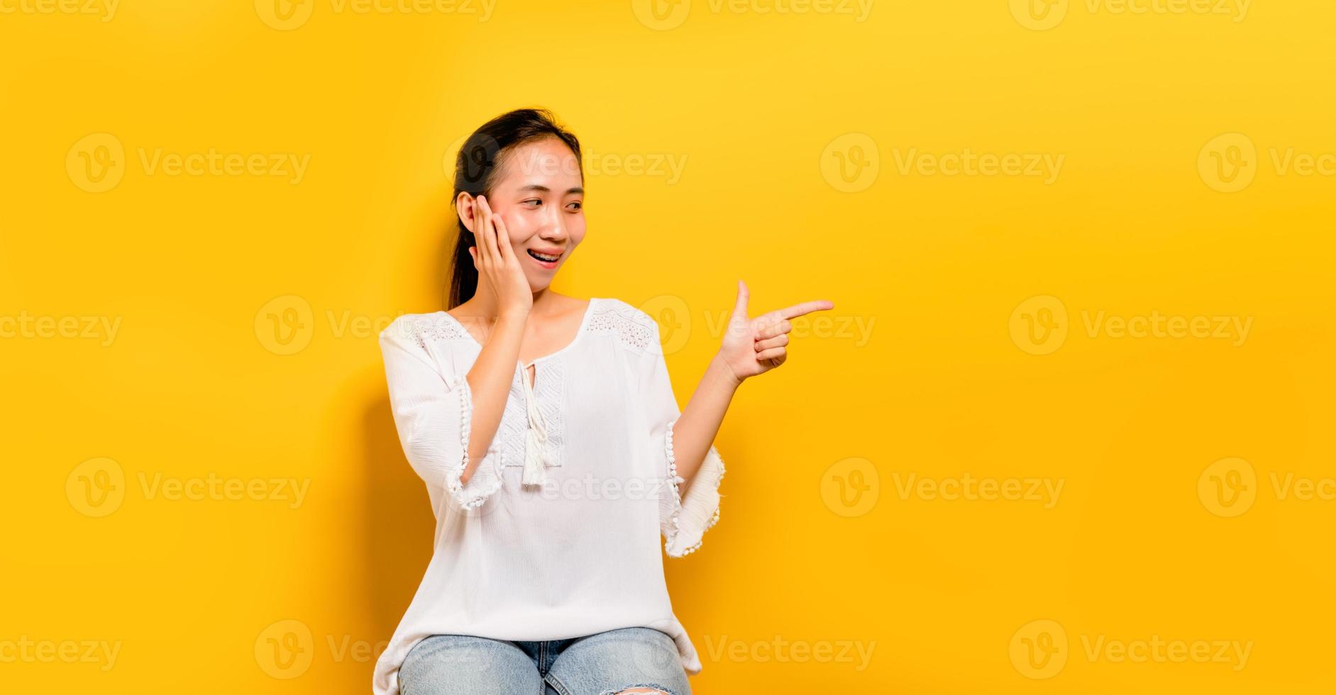 adolescente asiática que se siente feliz. sonriendo y mirando a la camara foto