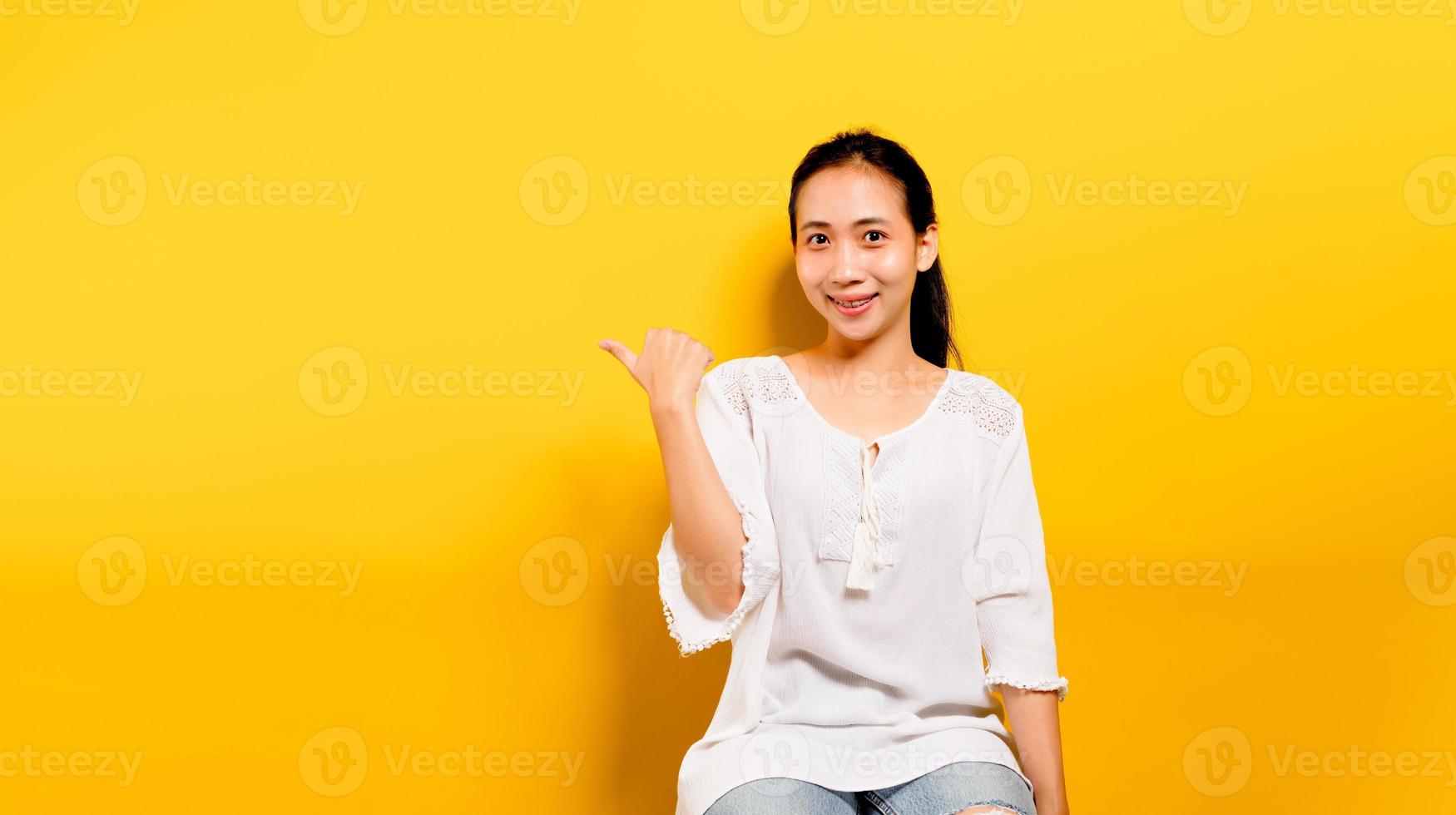 adolescente asiática que se siente feliz. sonriendo y mirando a la camara foto