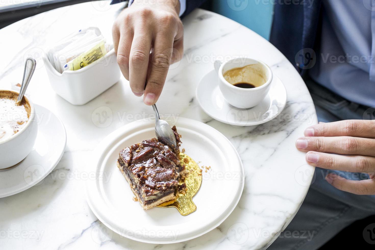 primer plano, de, hombre, comida, pastel, y, café foto