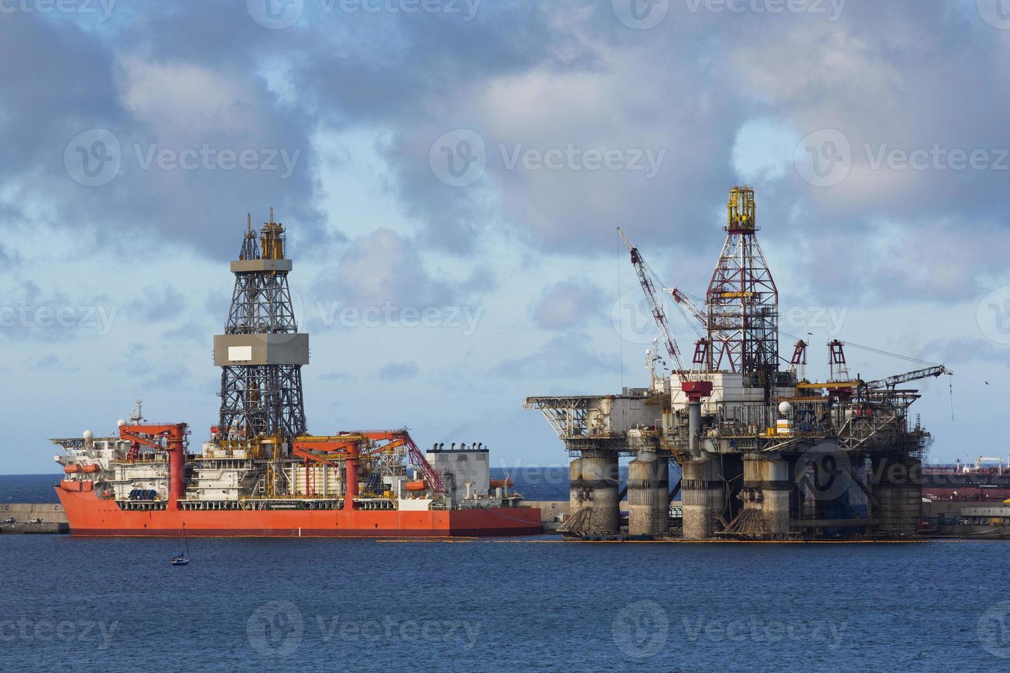 Plataforma de perforación petrolífera en el día en Islas Canarias foto