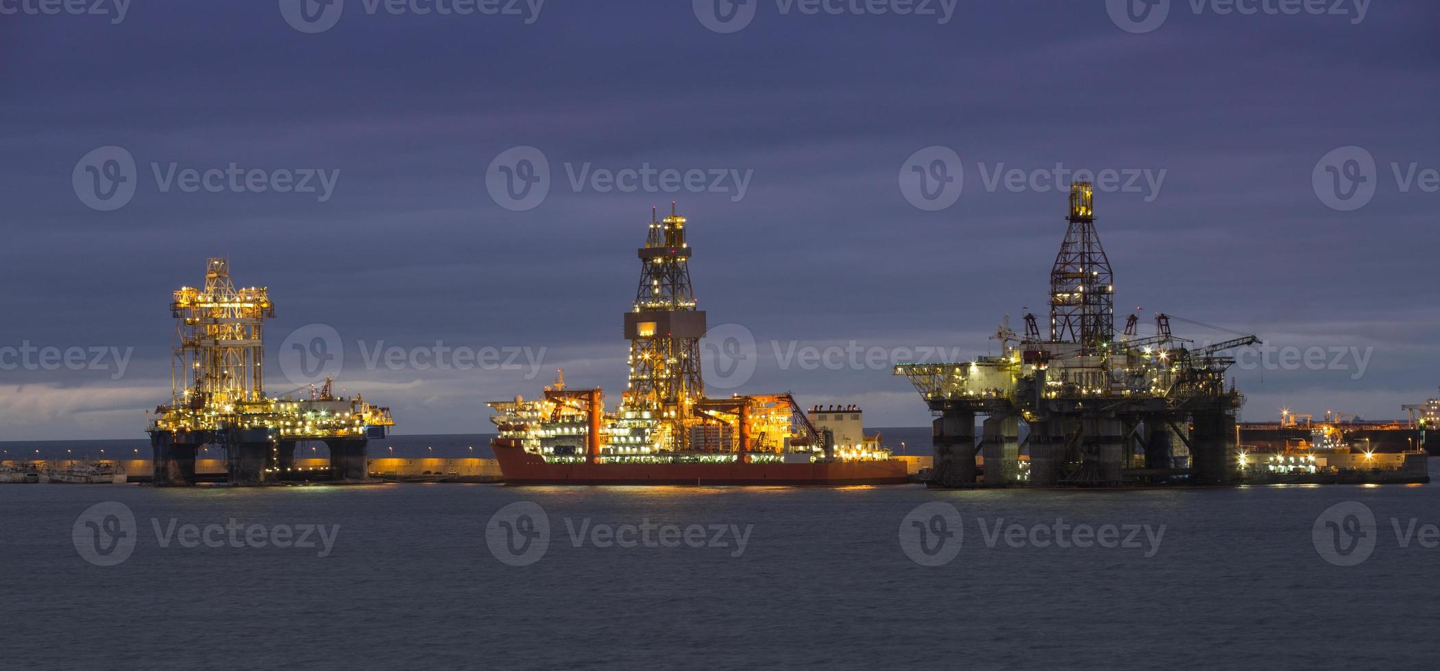 Plataforma de perforación petrolera de tres en la noche en Islas Canarias foto