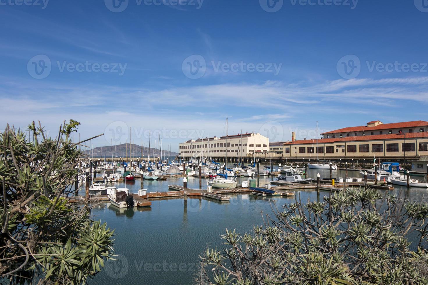 una vista de fort mason desde el otro lado de la bahía, san francisco foto