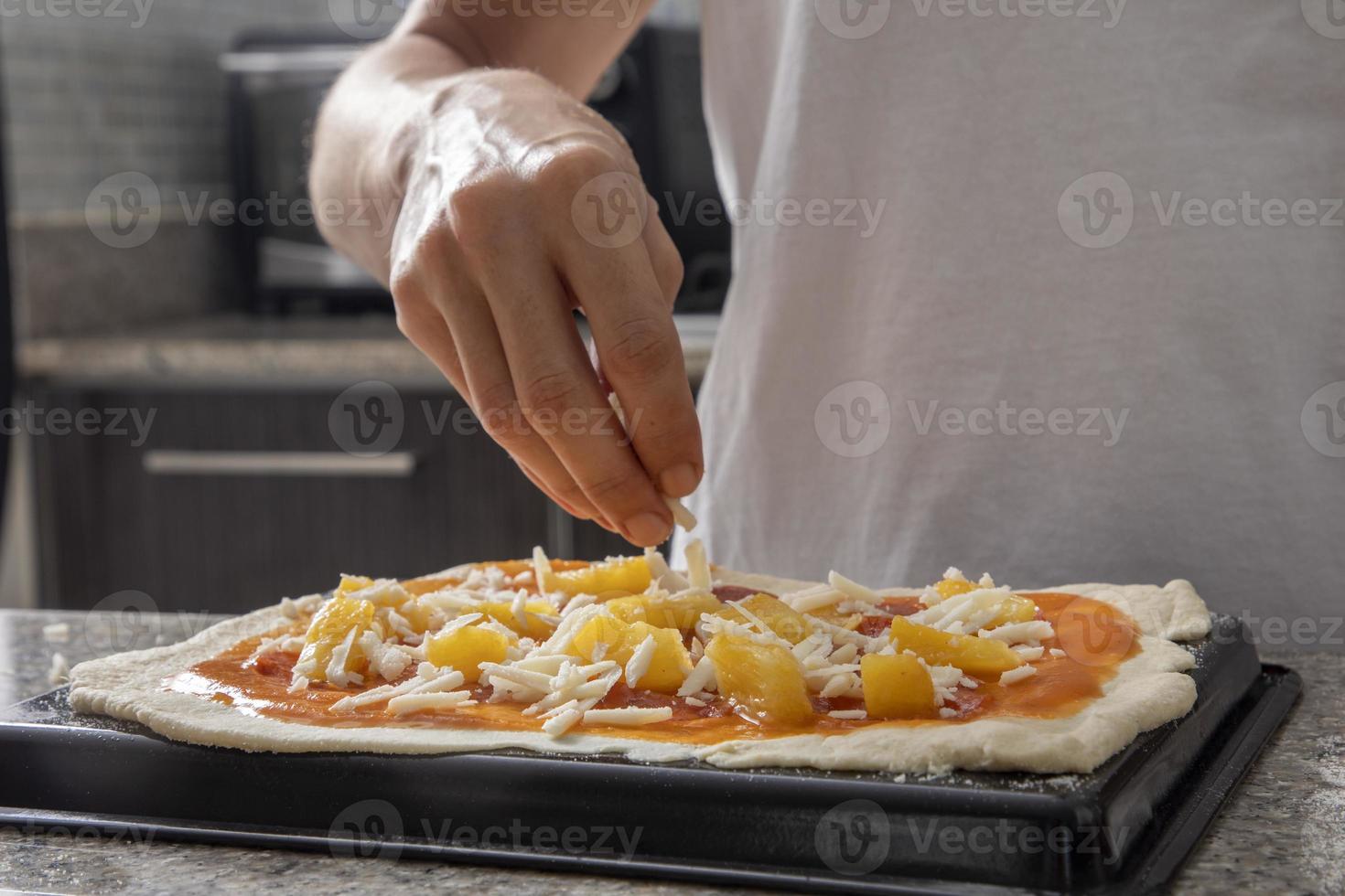 manos de mujer, preparación, pizza, primer plano foto