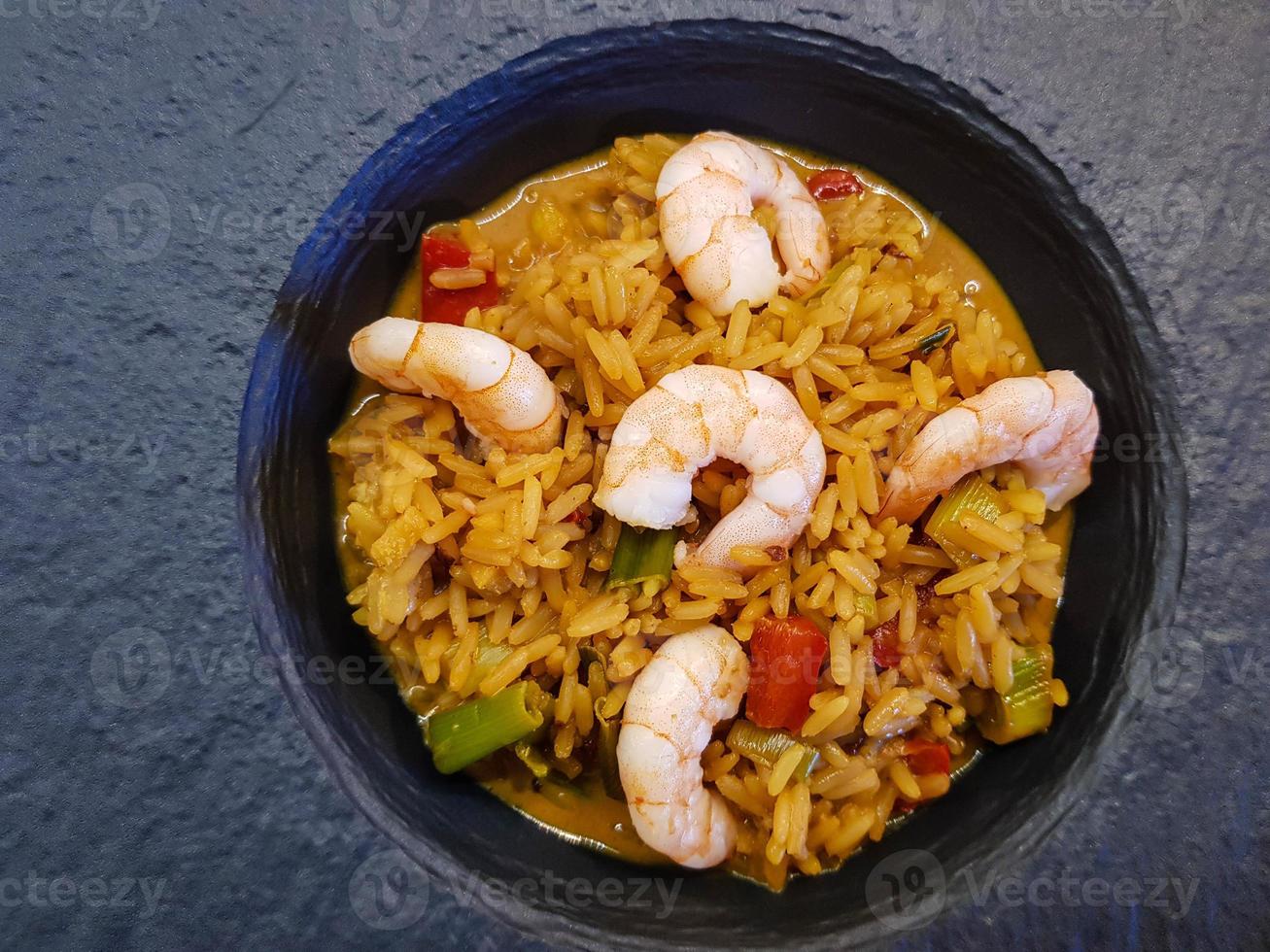 camarones y verduras picantes con arroz al curry foto