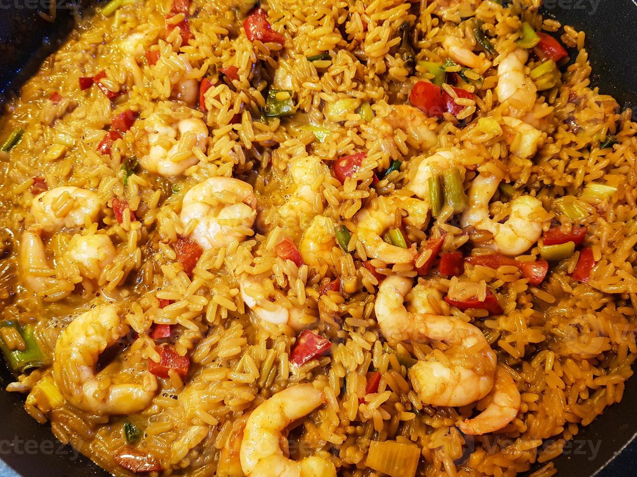 camarones y verduras picantes con arroz al curry foto