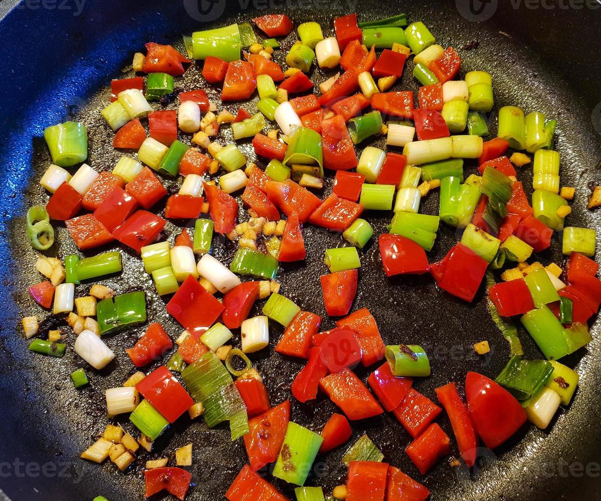 camarones y verduras picantes con arroz al curry foto