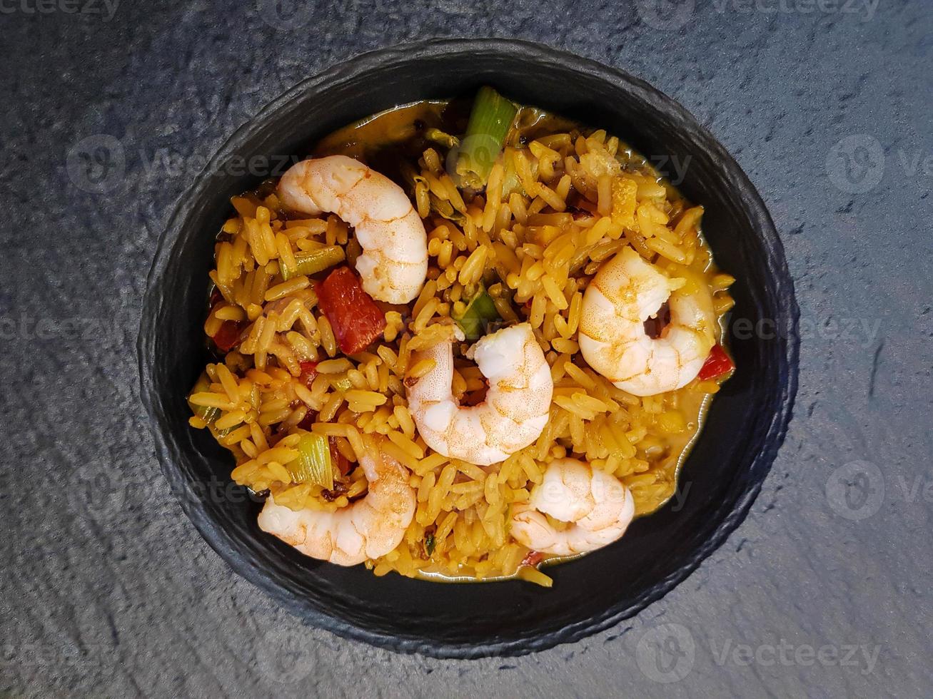 camarones y verduras picantes con arroz al curry foto