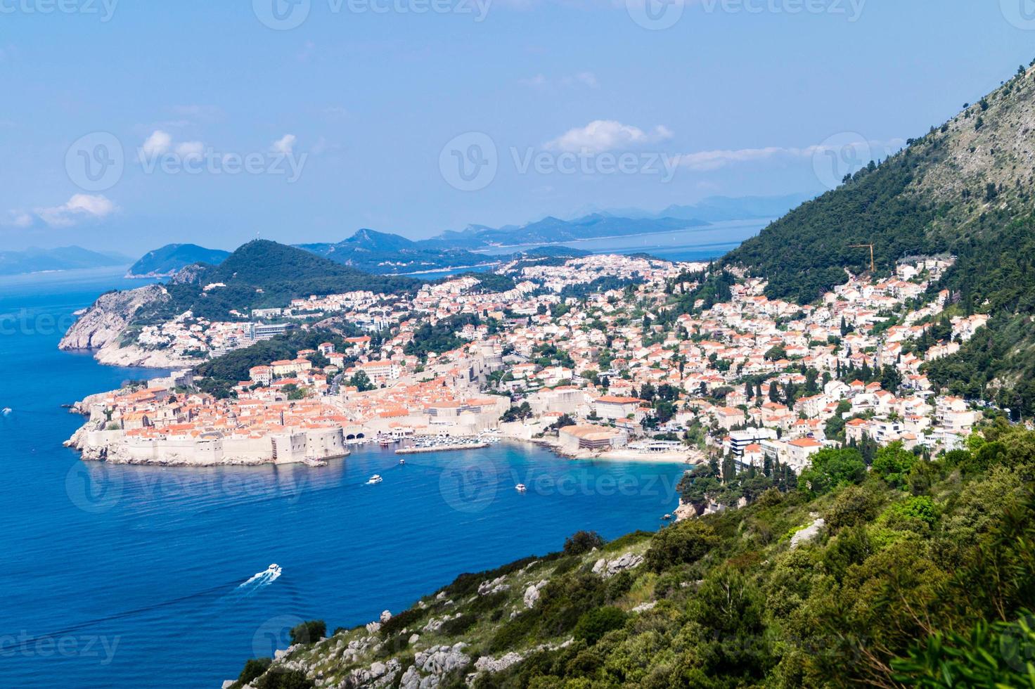 sendero para caminar desde la cima del monte sdr hasta el casco antiguo de dubrovnik foto