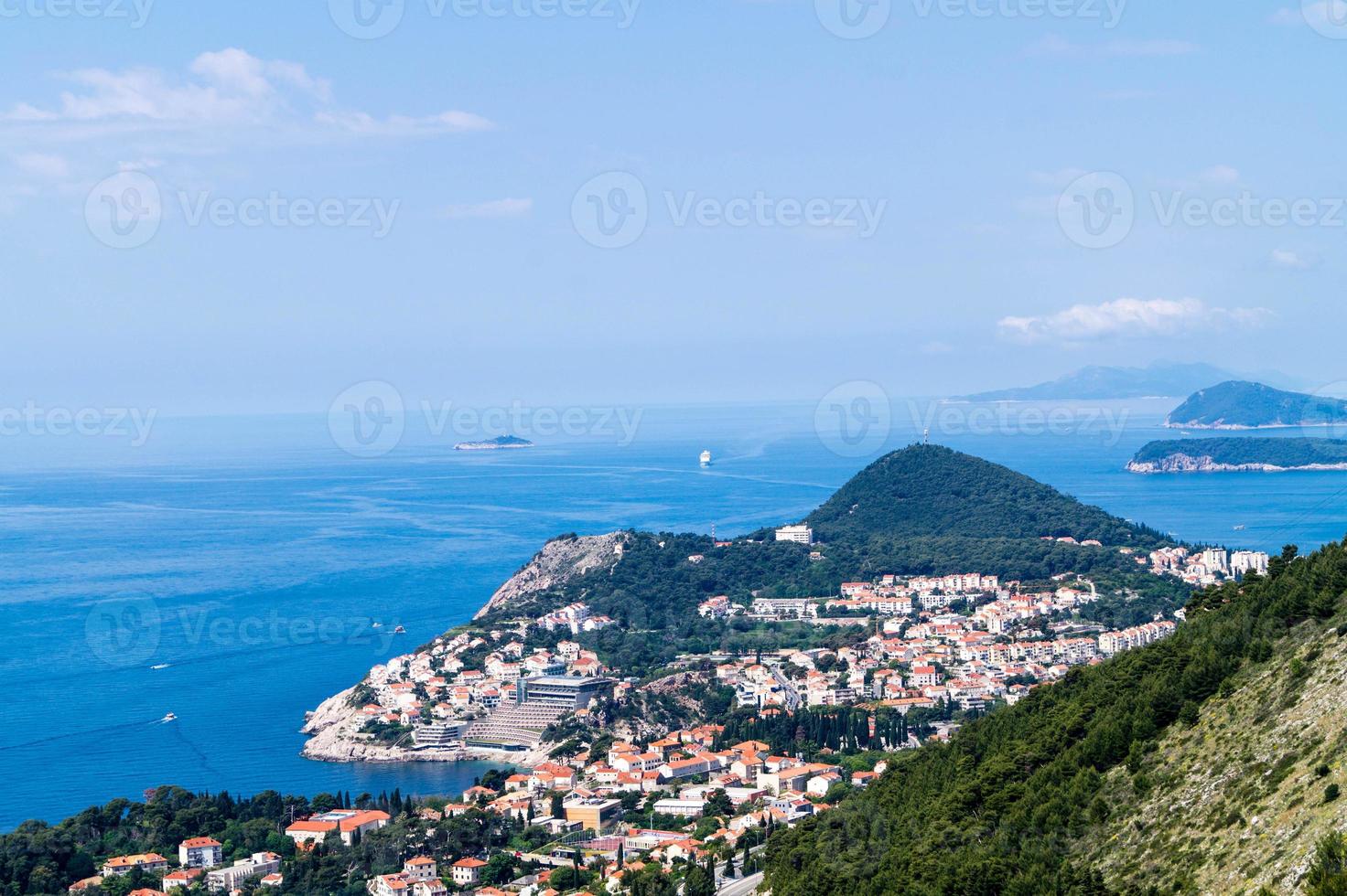 sendero para caminar desde la cima del monte sdr hasta el casco antiguo de dubrovnik foto