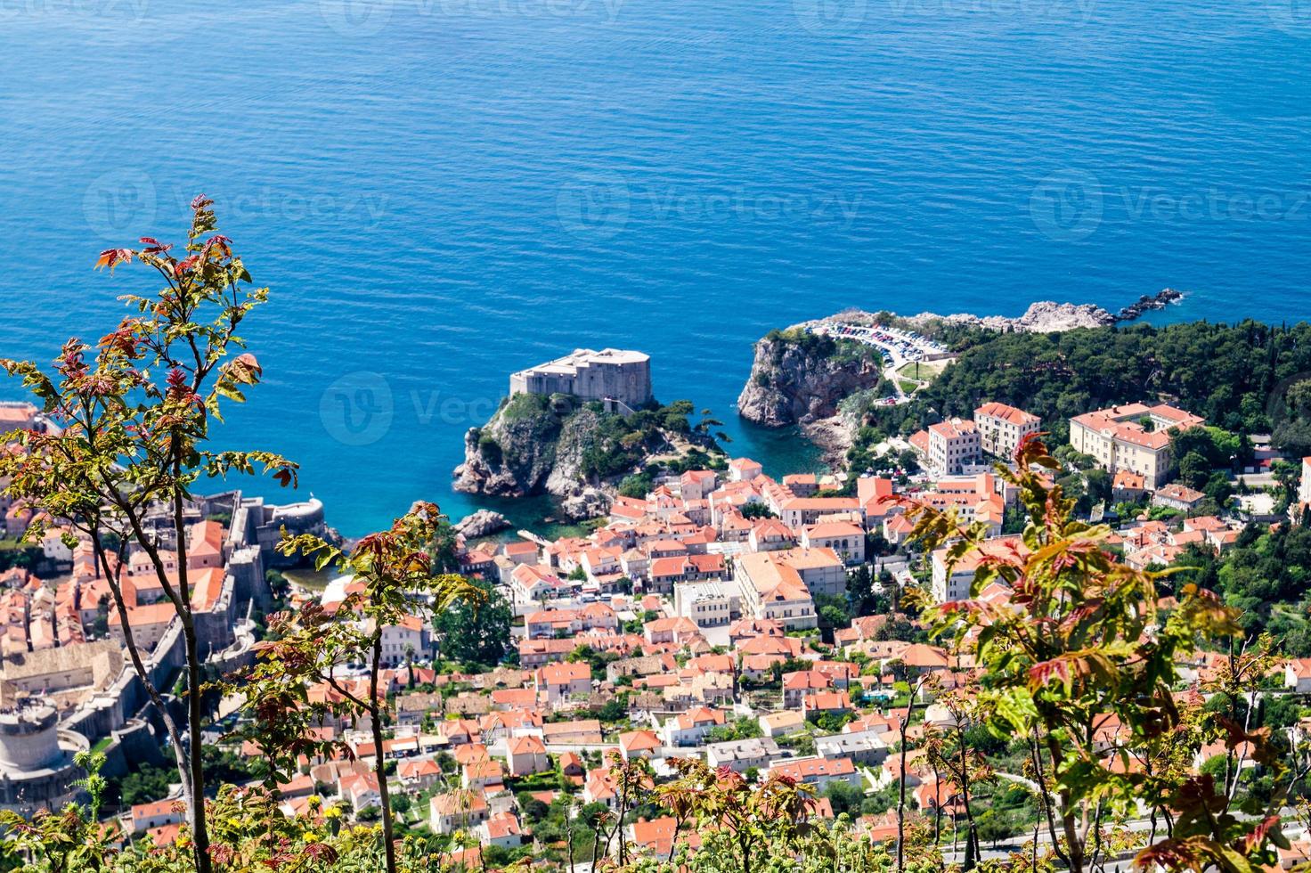 sendero para caminar desde la cima del monte sdr hasta el casco antiguo de dubrovnik foto