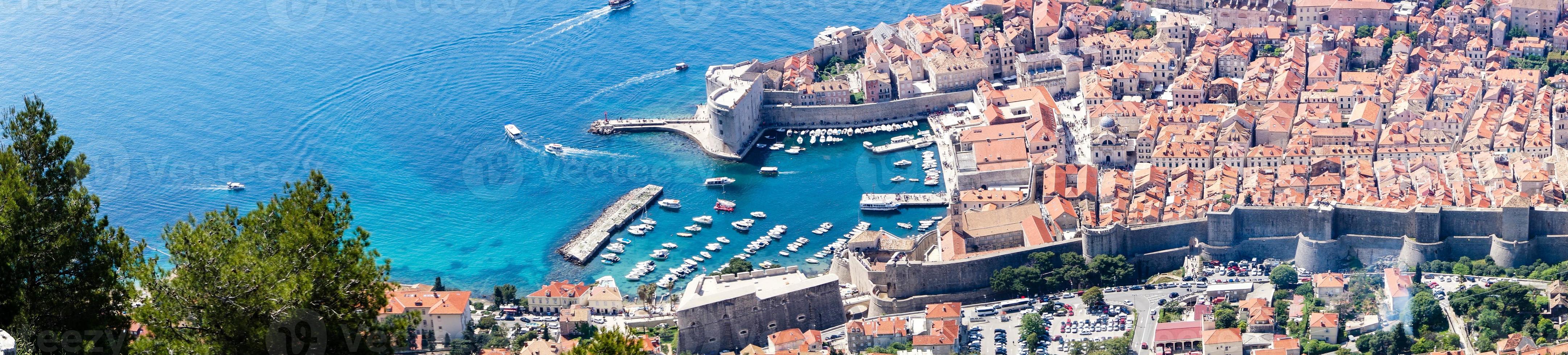 sendero para caminar desde la cima del monte sdr hasta el casco antiguo de dubrovnik foto