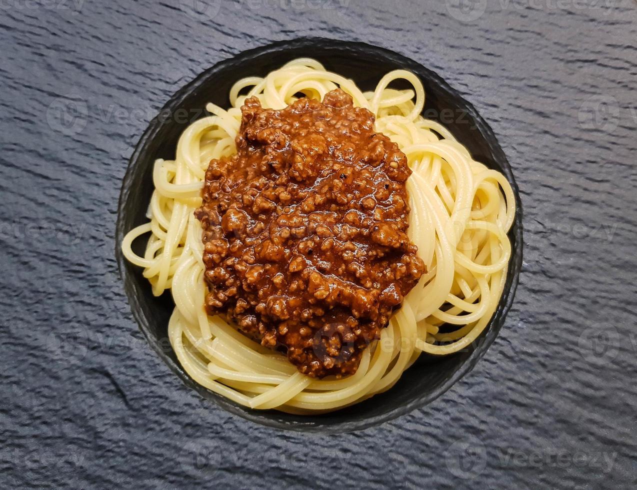 espaguetis a la boloñesa con salsa de tomate foto