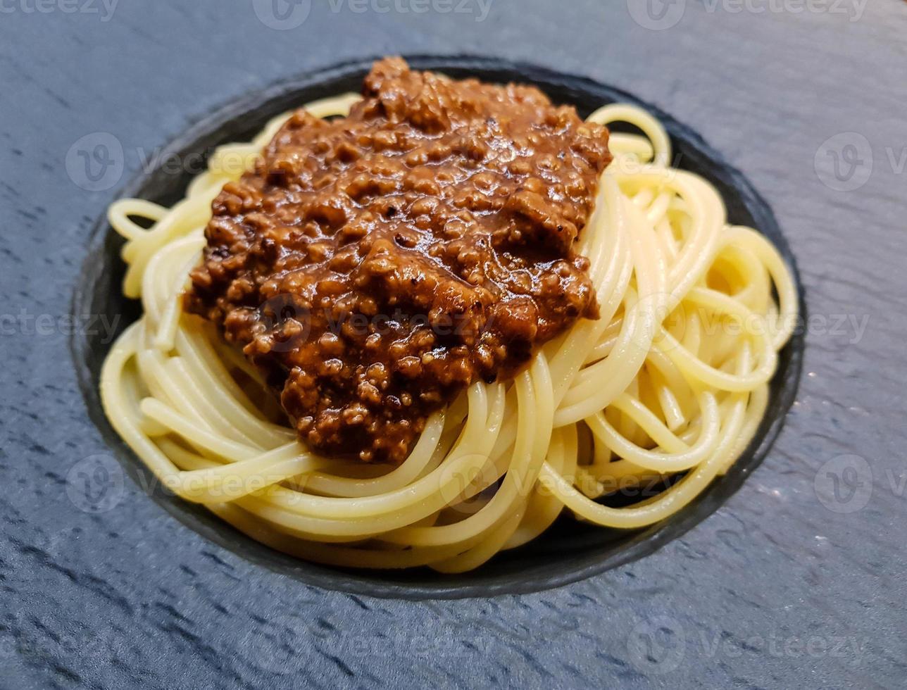 espaguetis a la boloñesa con salsa de tomate foto