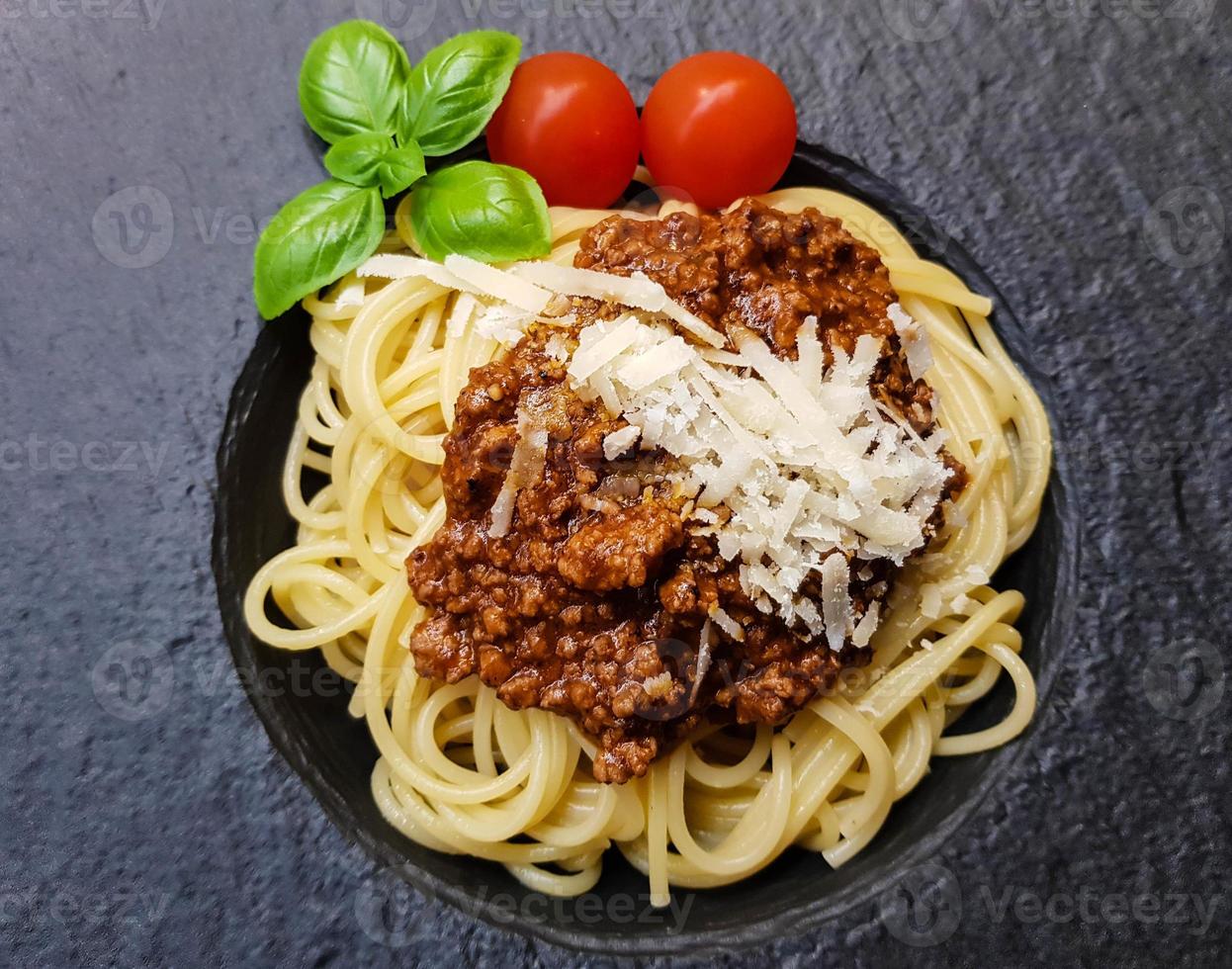 espaguetis a la boloñesa con salsa de tomate foto