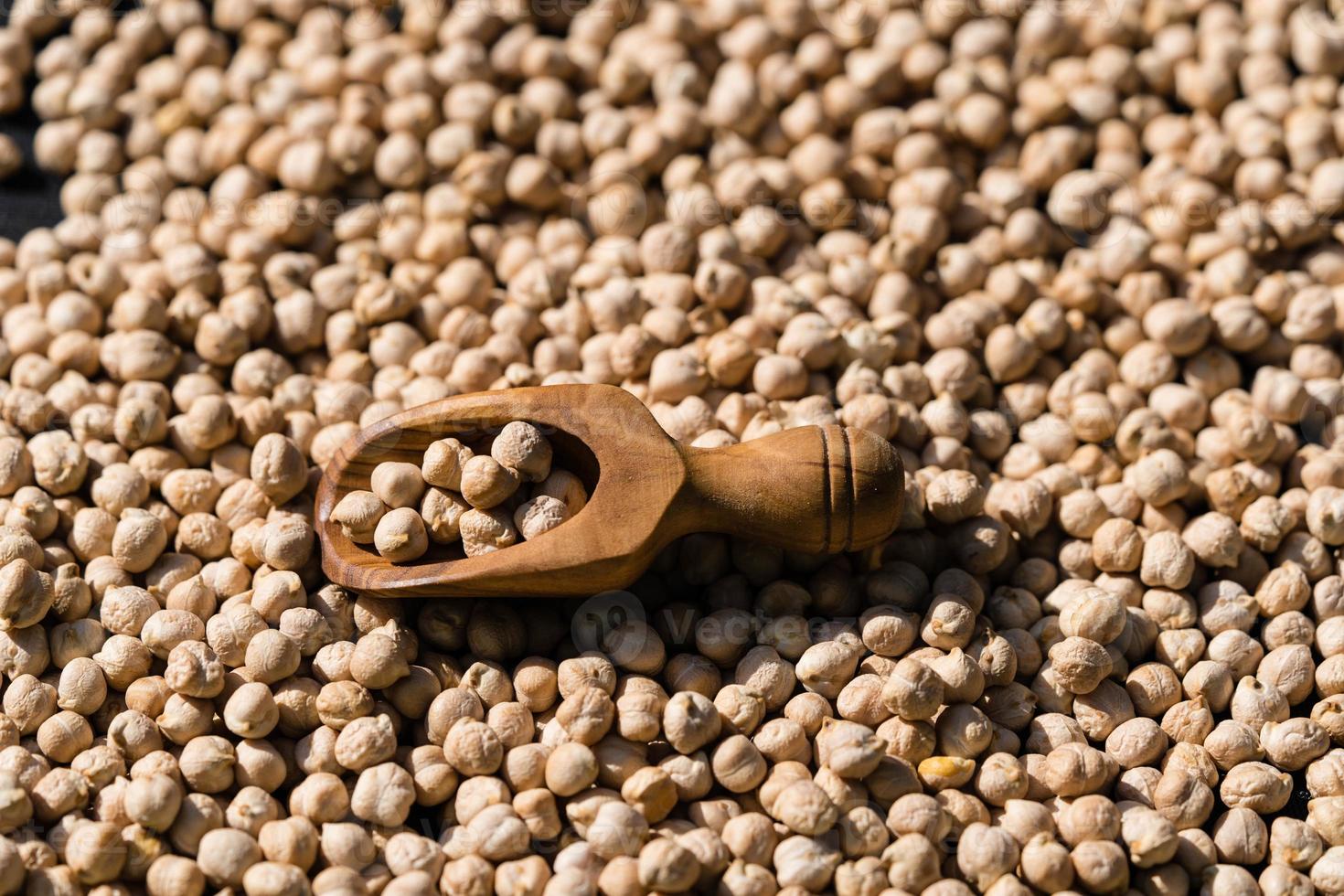 un montón de garbanzos y una cuchara de madera foto