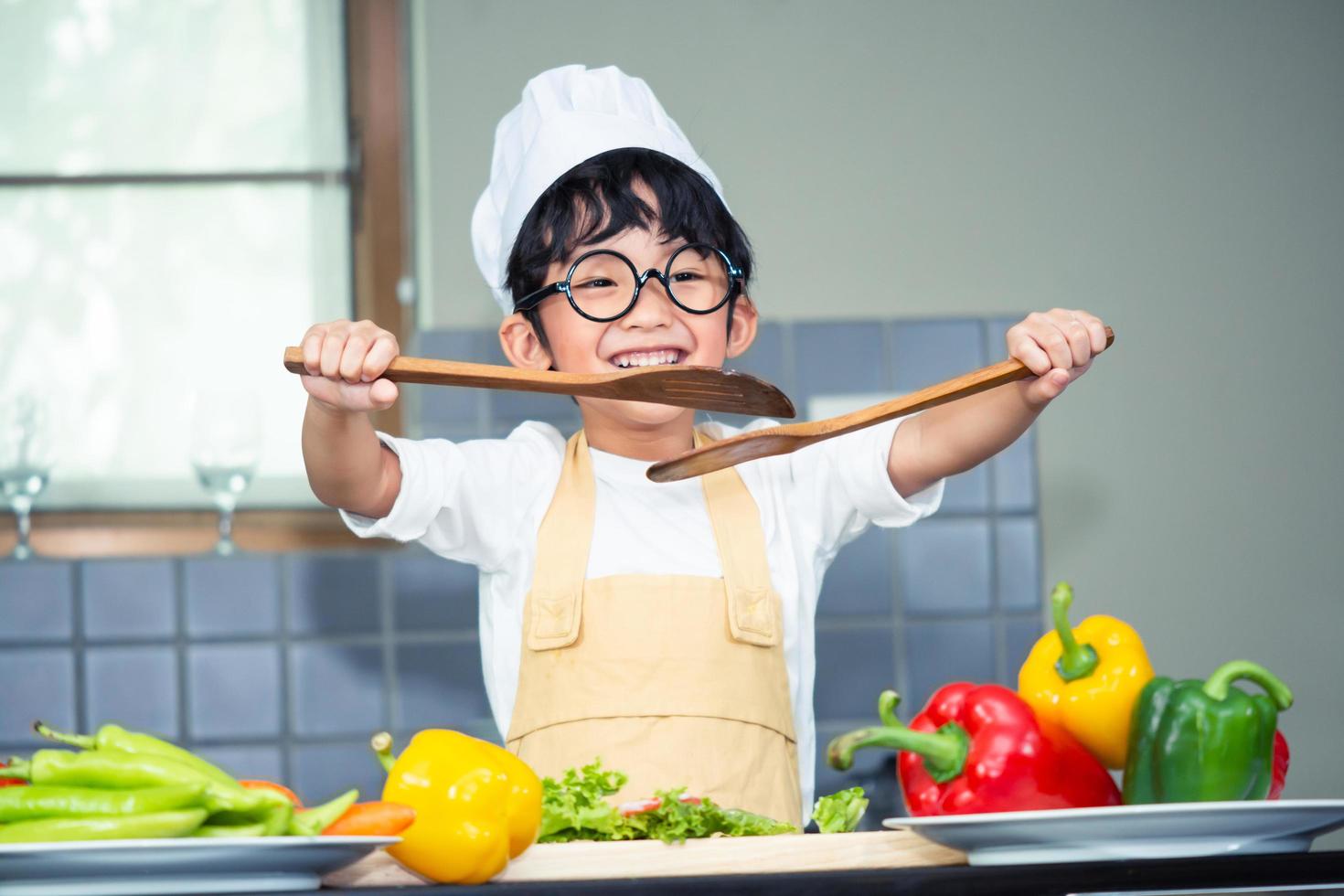 niño asiático, hijo, cocina, ensalada, comida foto