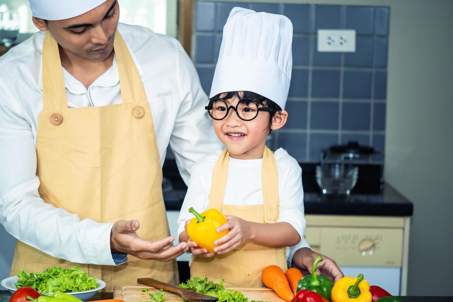 mujer asiática, madre joven, con, hijo, niño, cocina, ensalada foto