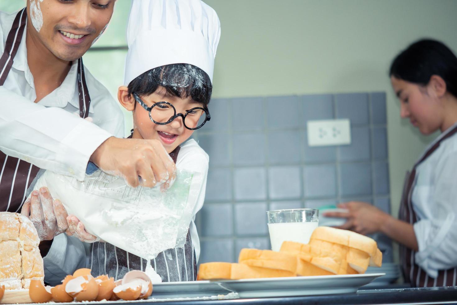 asiático, hombre, mujer, y, niño, llevando, anteojos, cocina foto