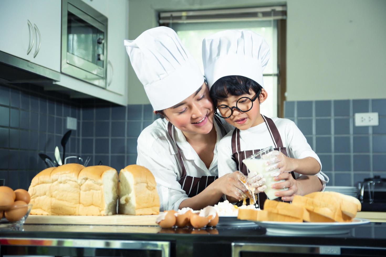 mujer asiática, y, niño, llevando gafas, cocina foto