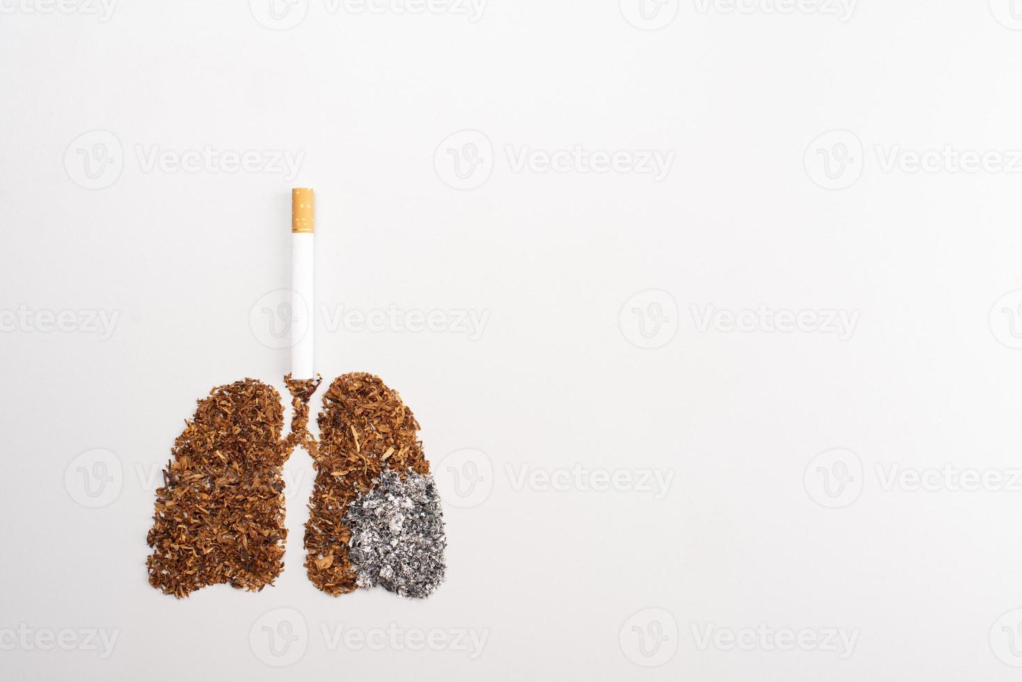 Concepto de no fumar con forma de estocadas de cigarrillos y tabaco foto