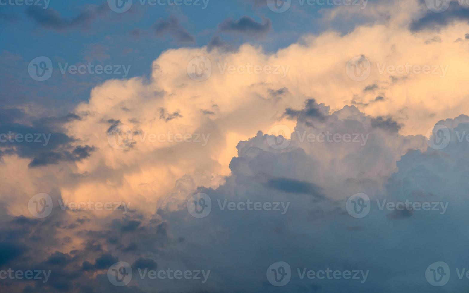 tiempo tormentoso. espectacular cielo al atardecer con nubes de tormenta foto