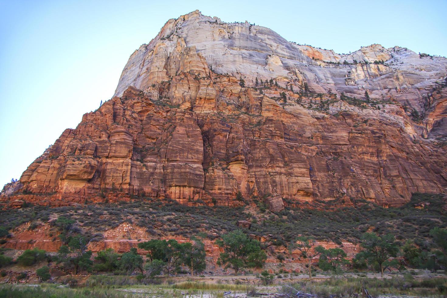 Rocas de colores en un paisaje de montaña desértica foto