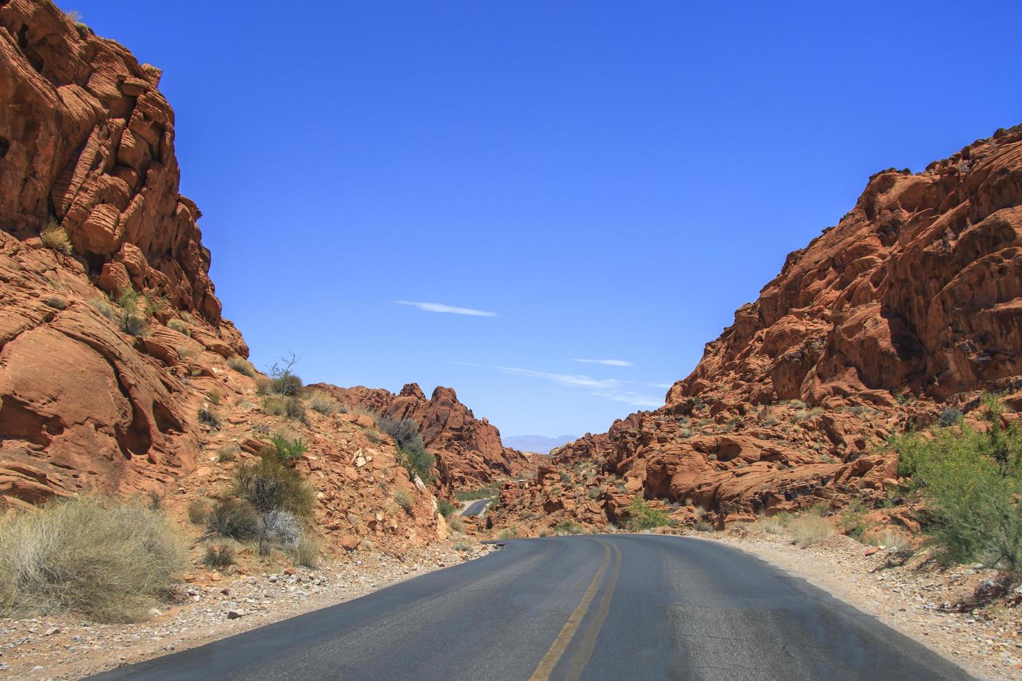 camino que atraviesa el medio del desierto de un cañón foto