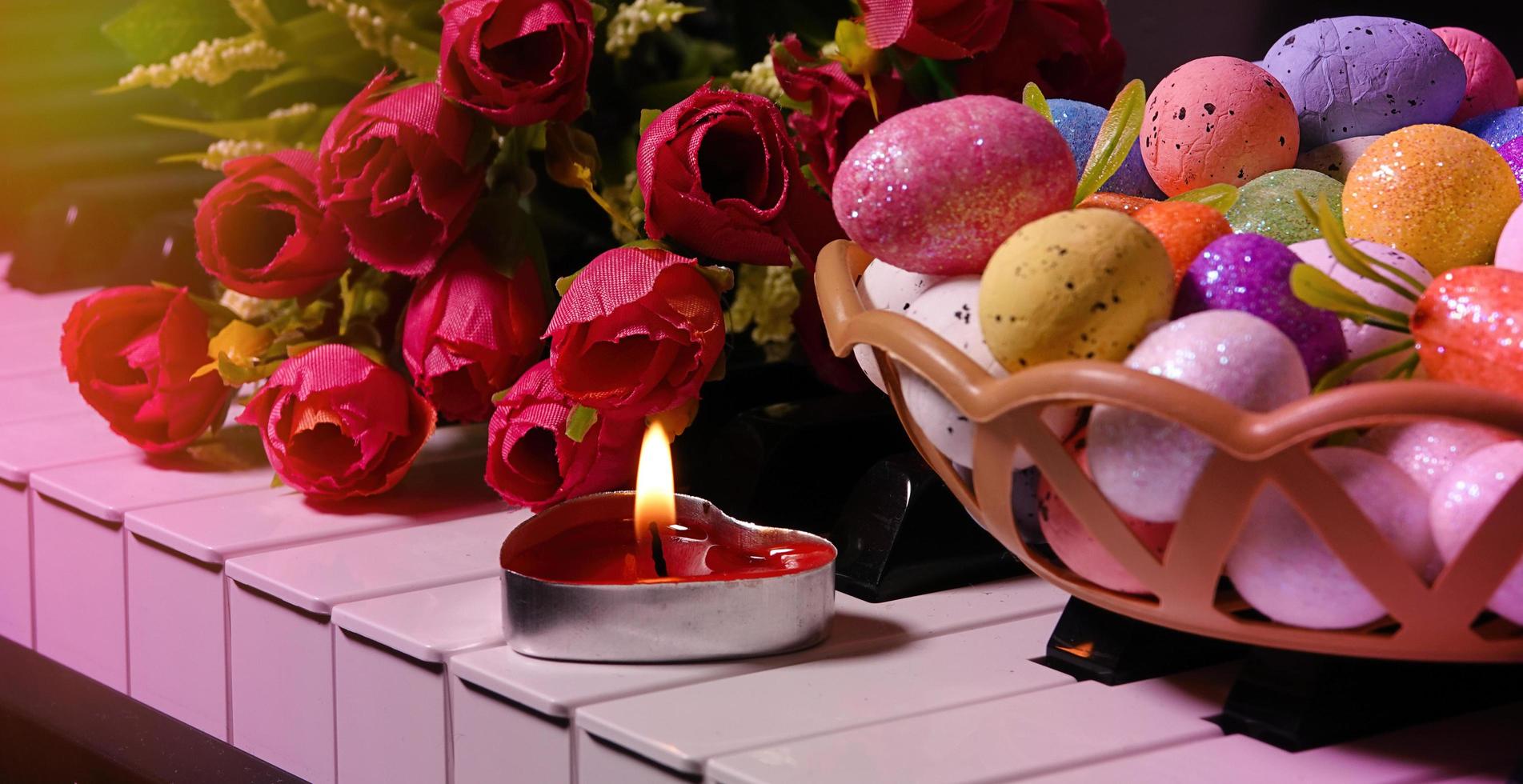 huevos de pascua pascual y teclas de piano y flores foto