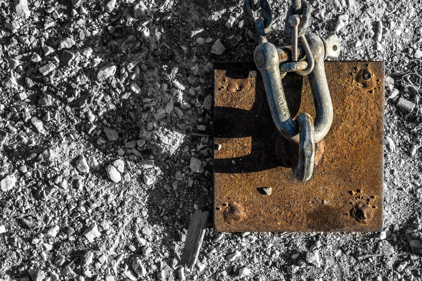 Cadena oxidada y cuerda cerca del muelle foto