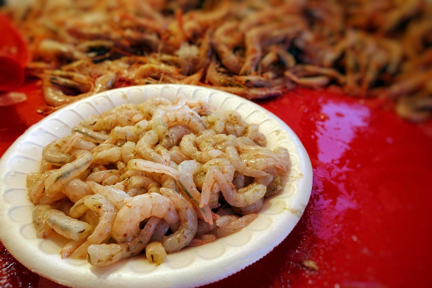 Comida para peces en un puesto de mercado de pescado. foto