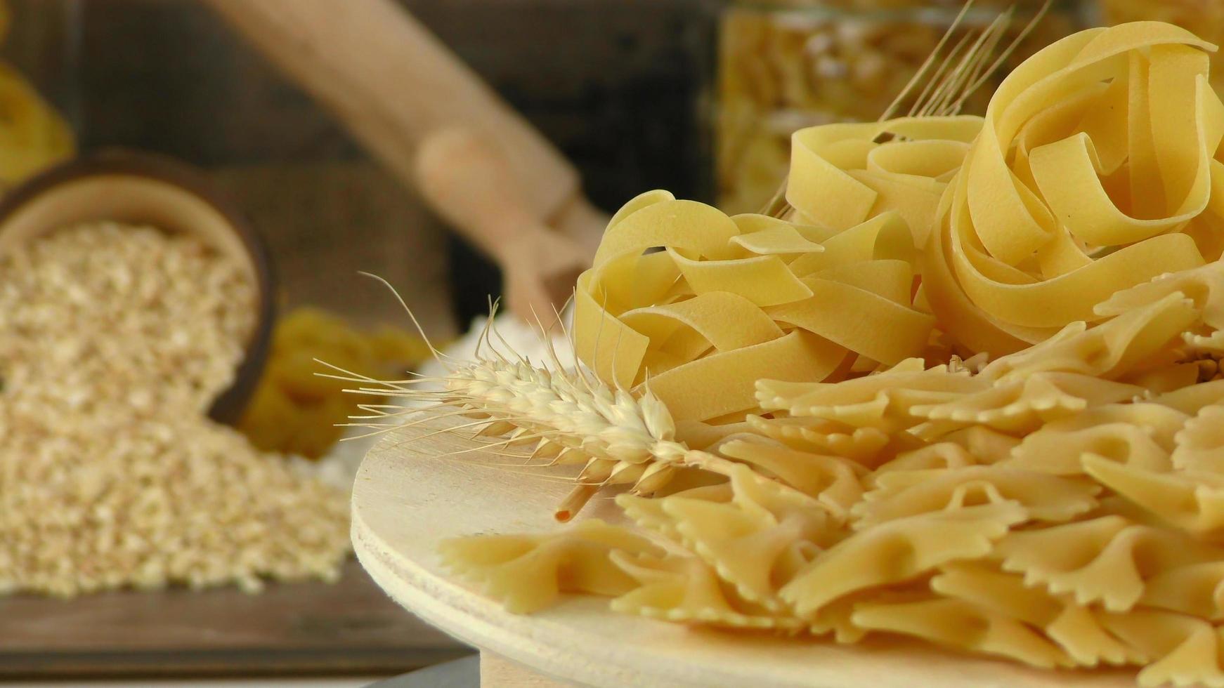 pasta de macarrones italianos sin cocer foto