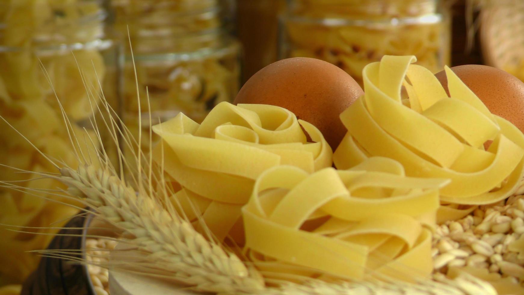 pasta de macarrones italianos sin cocer foto
