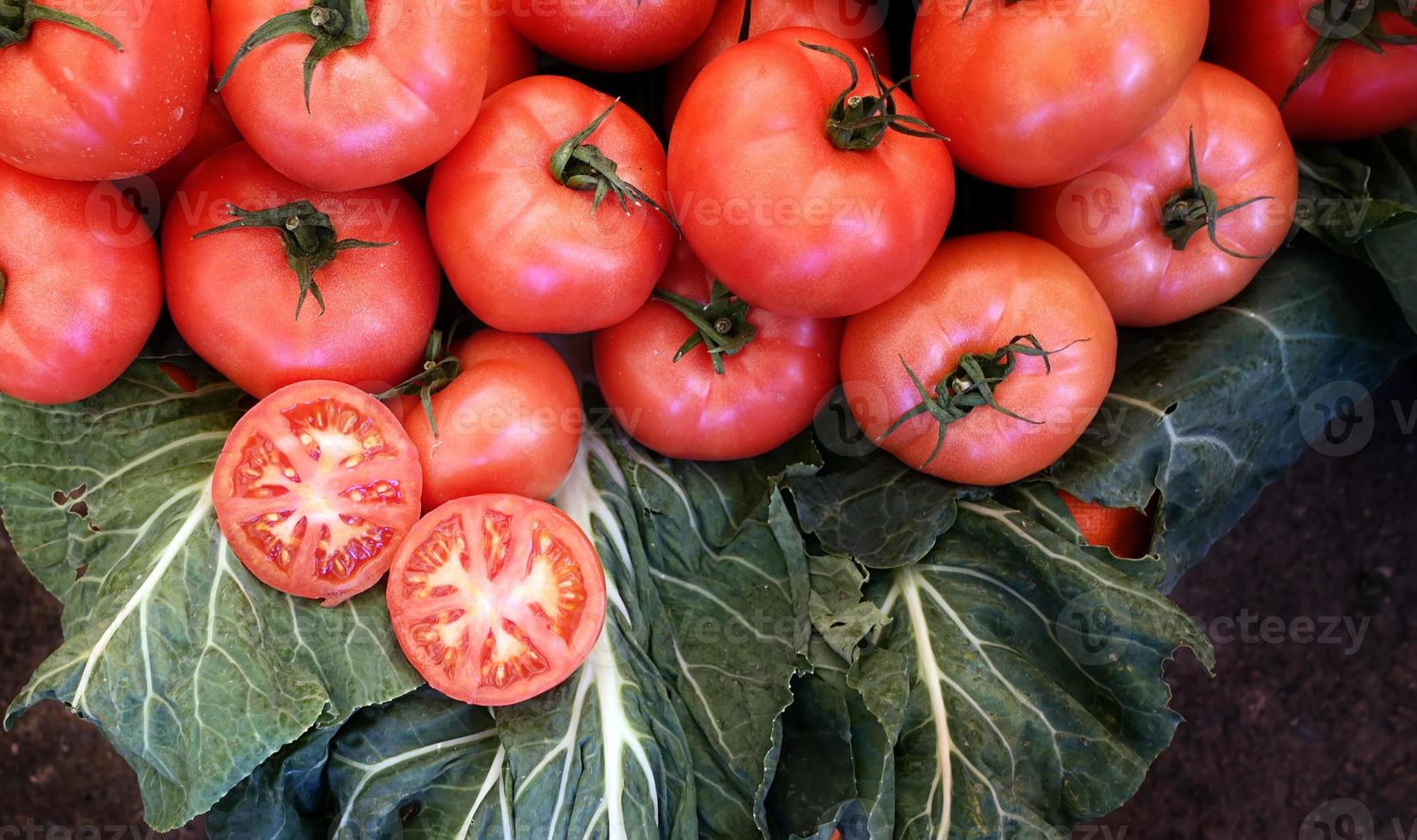 tomate vegetal saludable y jugoso foto